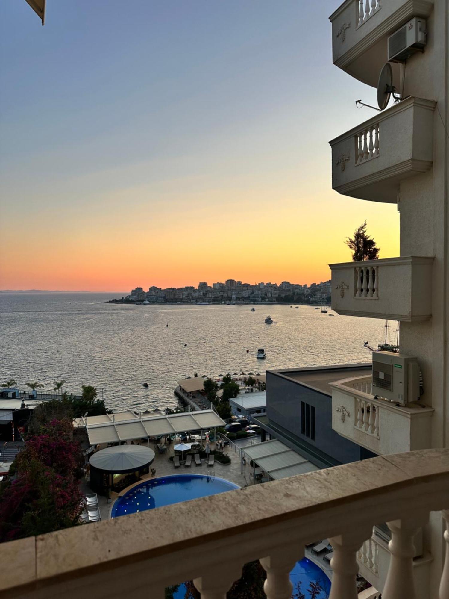 Taurasi Red Saranda Apartment Luaran gambar